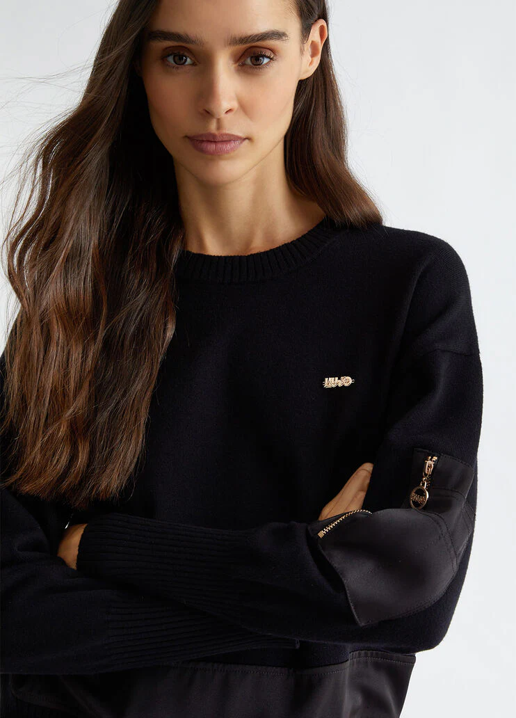 Crew-neck sweater with pocket