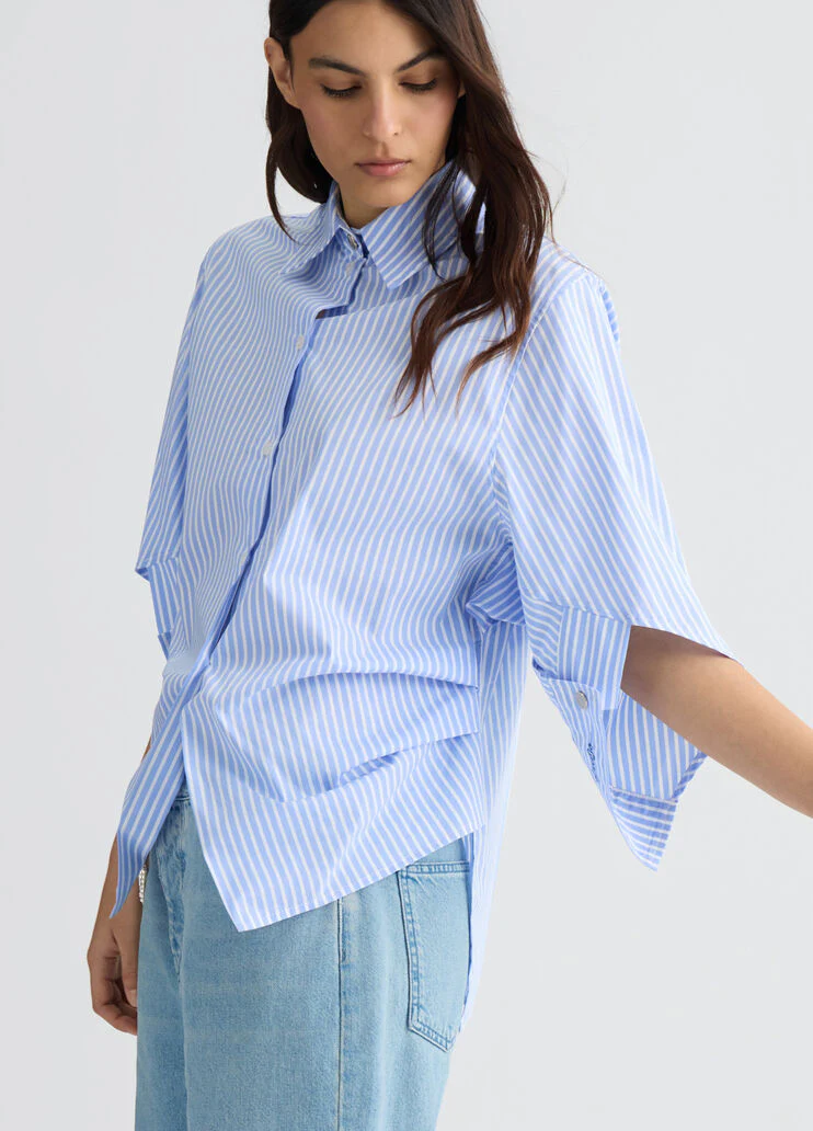 Shirt with wide sleeves
