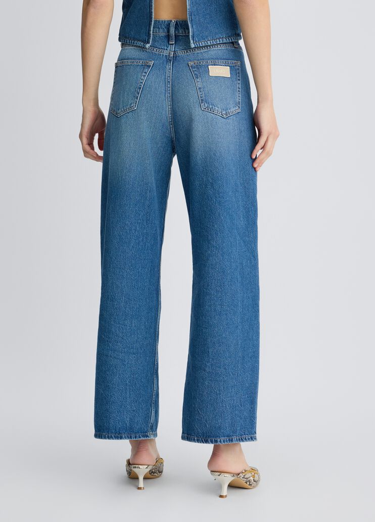 Low-rise baggy jeans