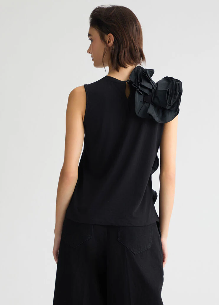 Black T-shirt with flounced detailing