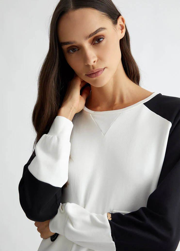 Sweatshirt with pockets