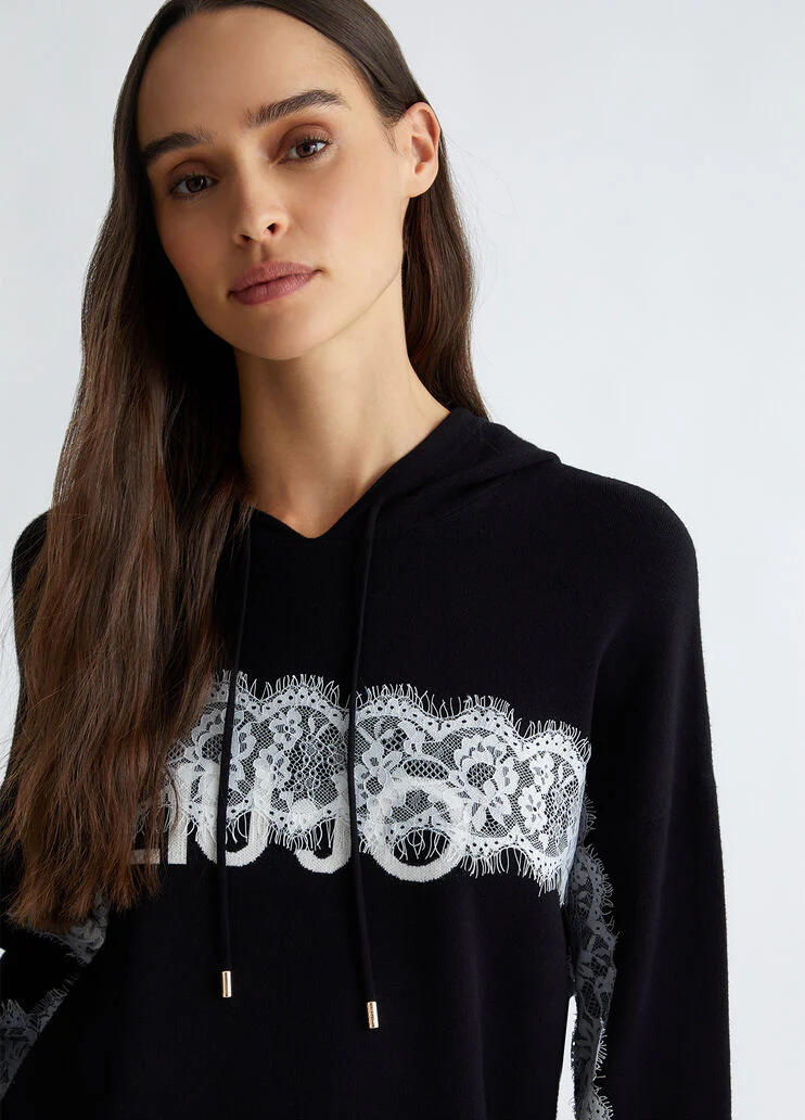 Hooded sweater with logo