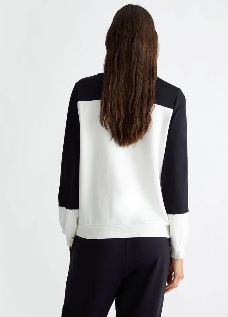 Sweatshirt with pockets
