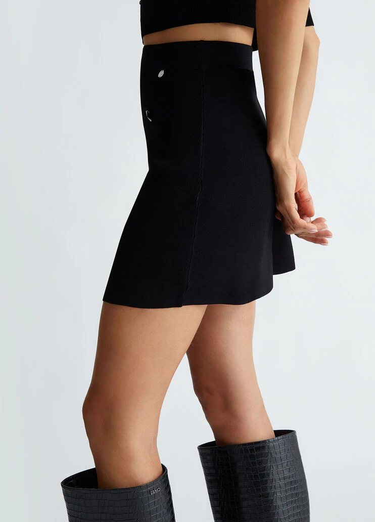 Short knit skirt