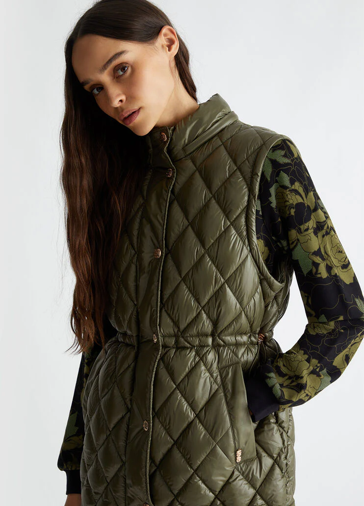 Padded jacket with detachable sleeves