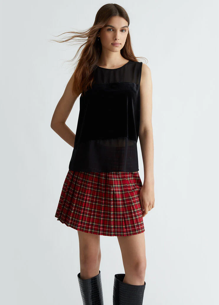 Top with velvet insert