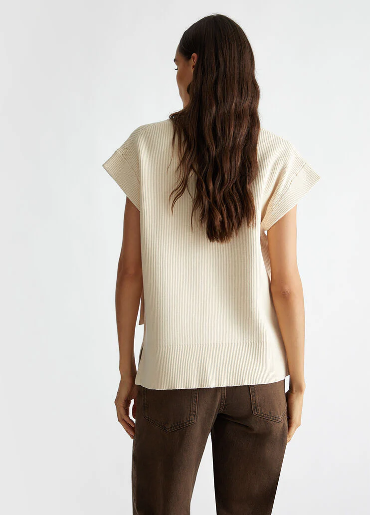 Knit vest with pocket