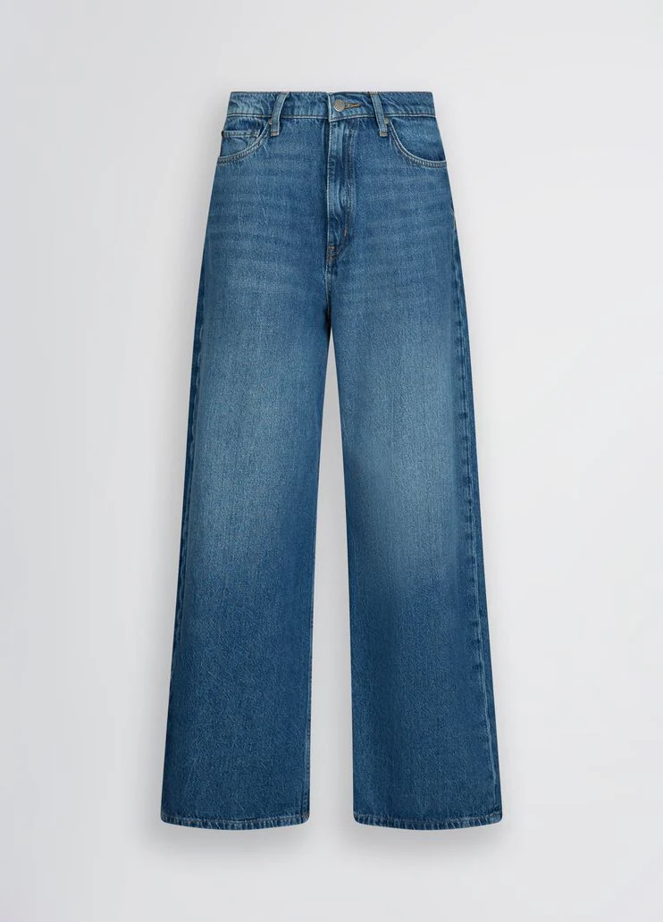 Low-rise baggy jeans