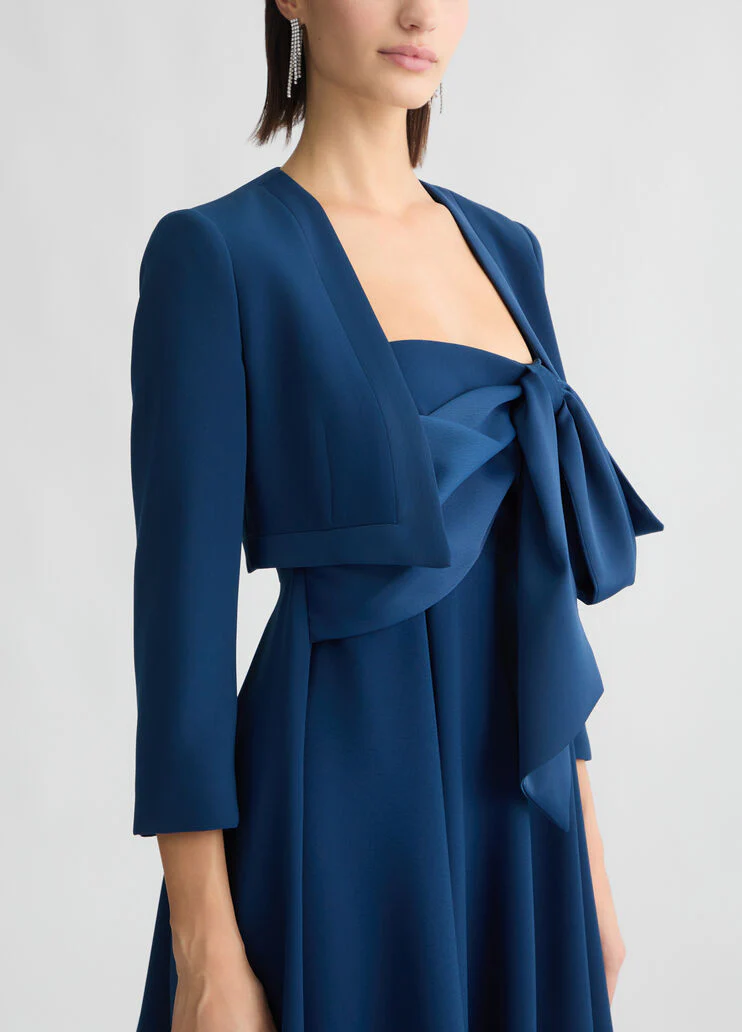 Cropped elegant blue jacket