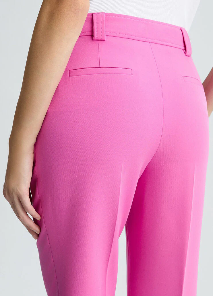Cropped pink trousers
