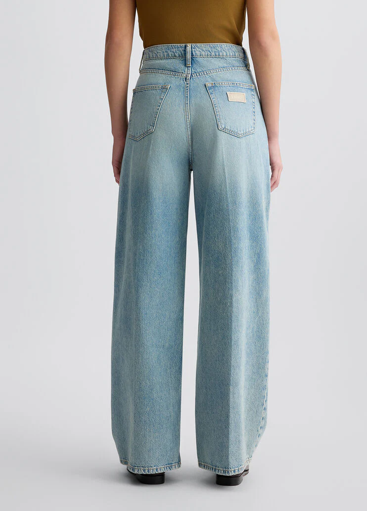 Low-rise baggy jeans