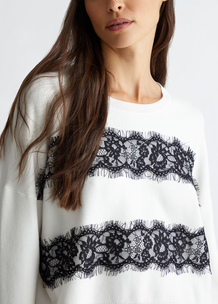 Jumper with lace