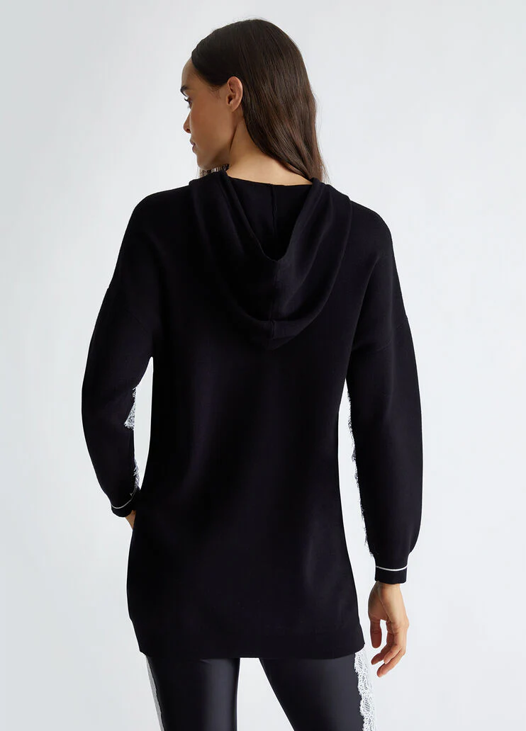 Hooded sweater with logo