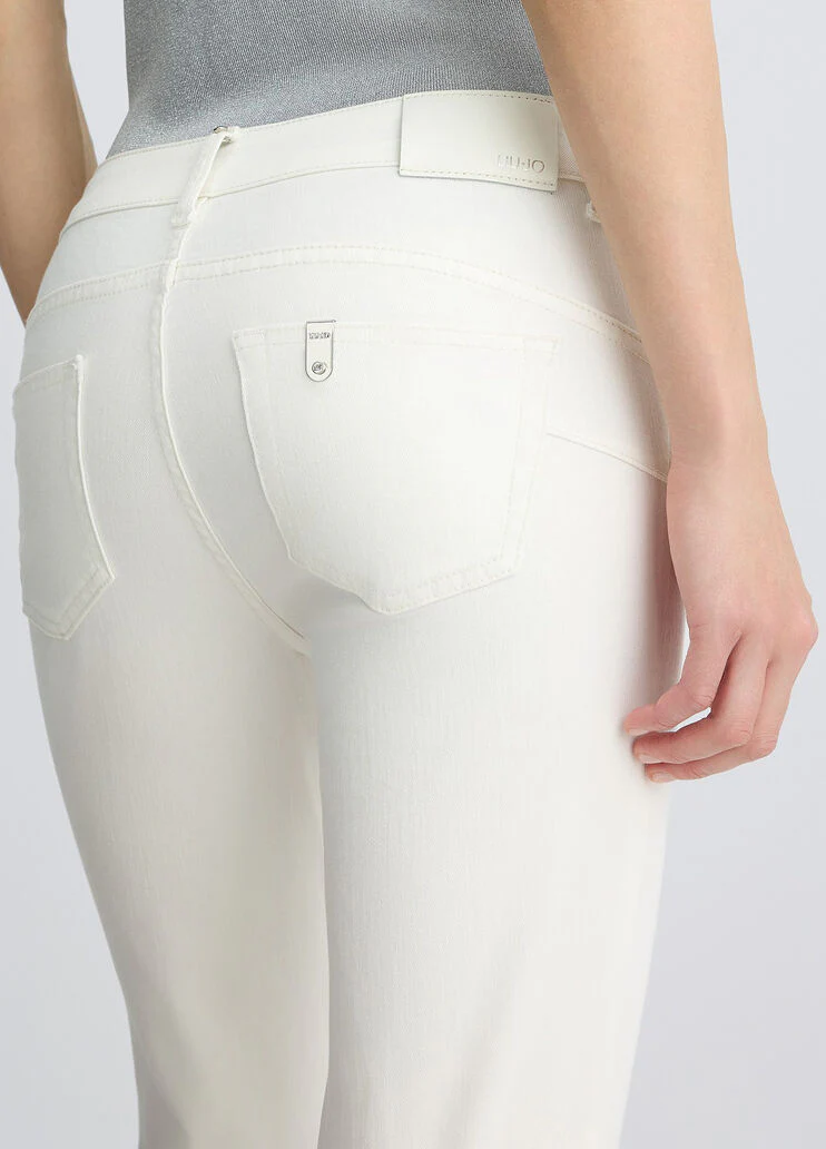 Cropped white trousers with turn-ups
