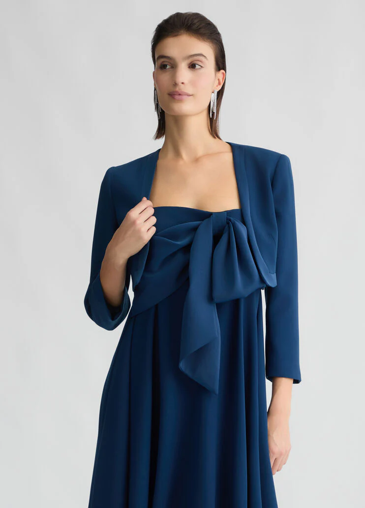 Cropped elegant blue jacket