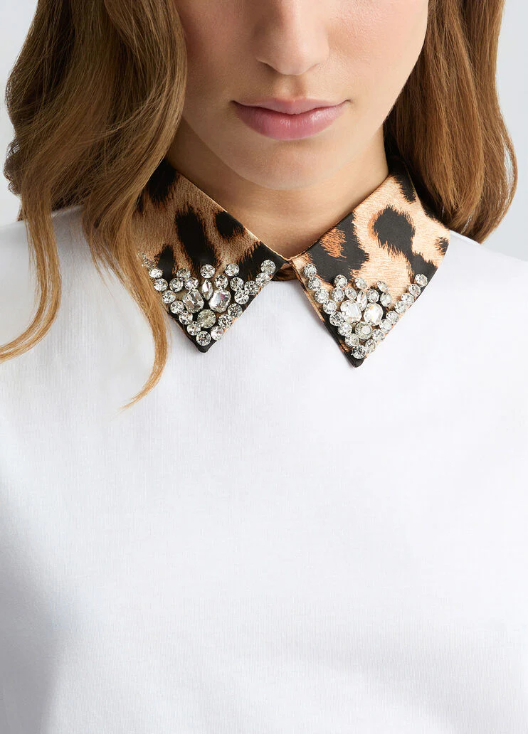 White T-shirt with bejewelled embellishment