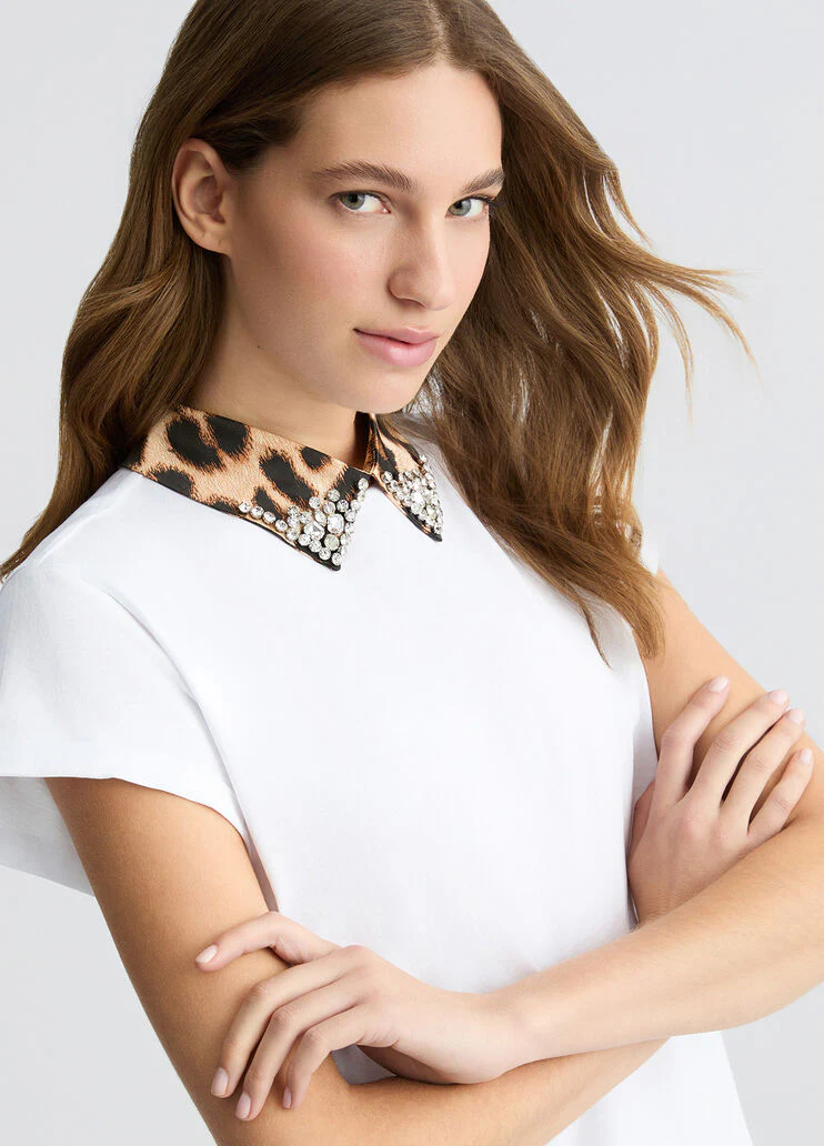 White T-shirt with bejewelled embellishment