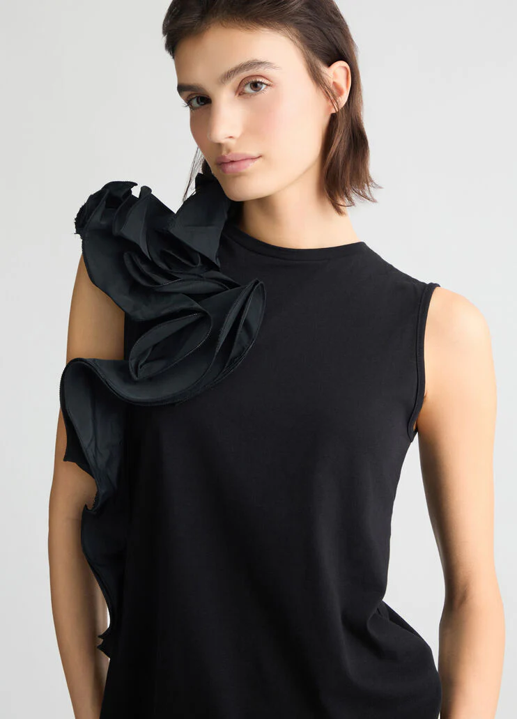 Black T-shirt with flounced detailing