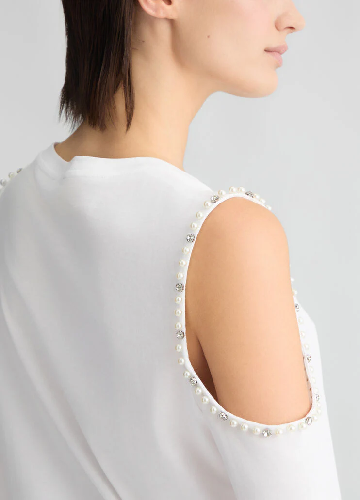 T-shirt with pearls and rhinestones
