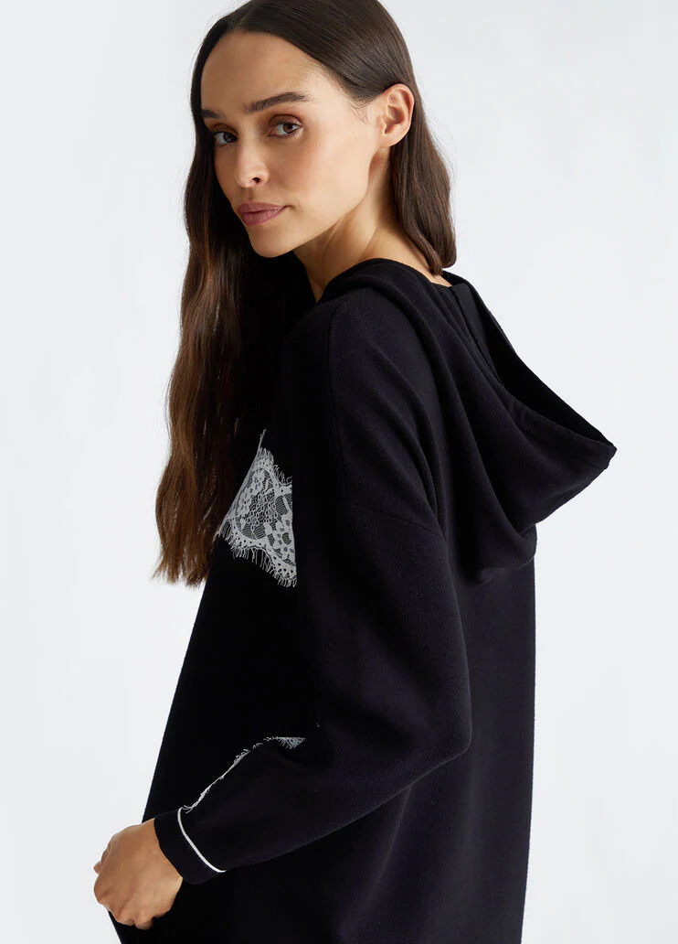 Hooded sweater with logo