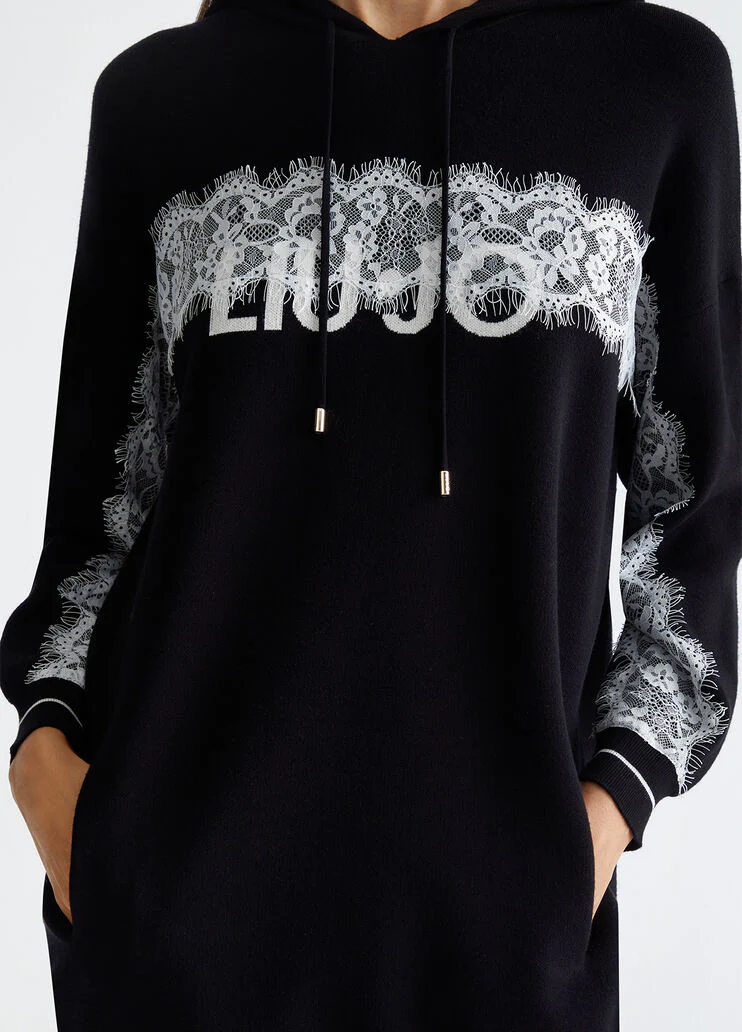 Hooded sweater with logo