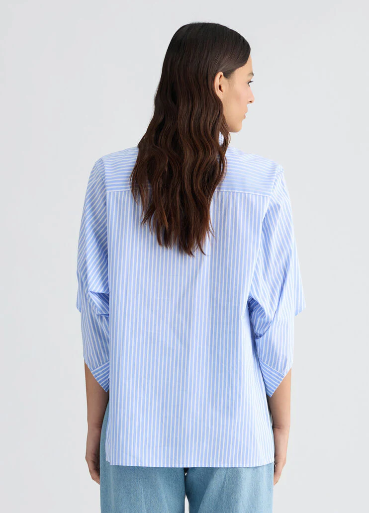 Shirt with wide sleeves