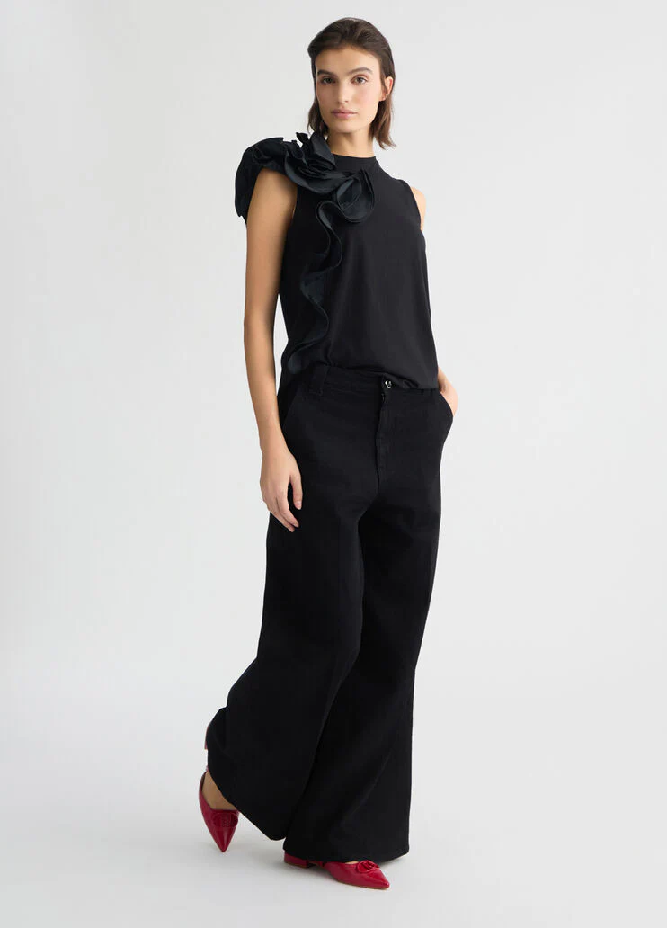 Black T-shirt with flounced detailing