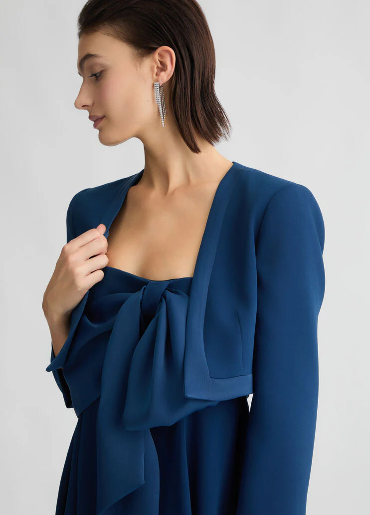 Cropped elegant blue jacket
