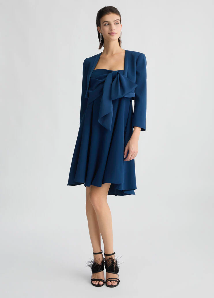 Cropped elegant blue jacket