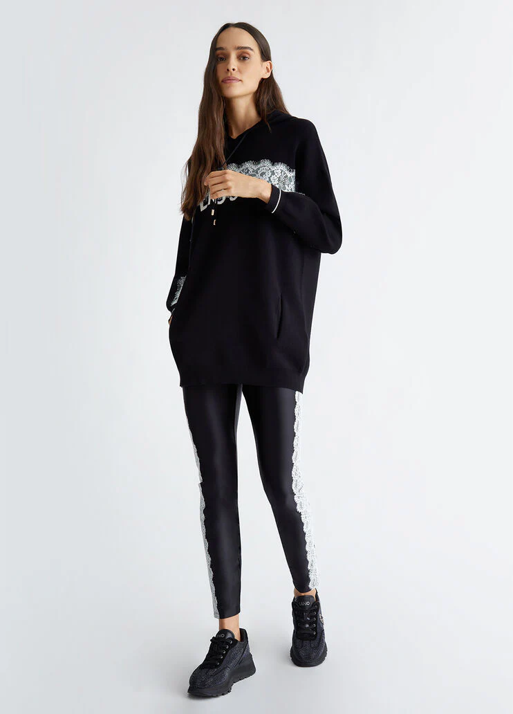 Hooded sweater with logo