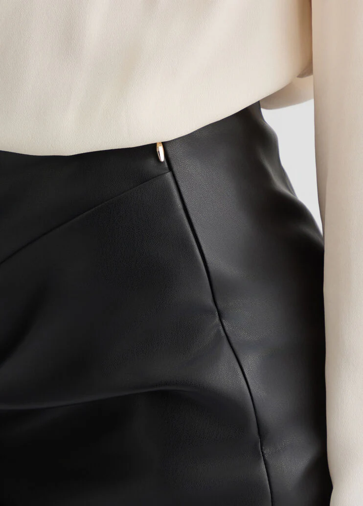 Black mini skirt with bow