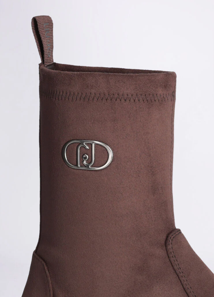 Brown ankle boots with logo