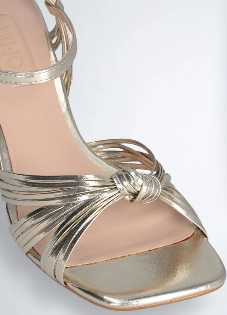 Sandals with low heel