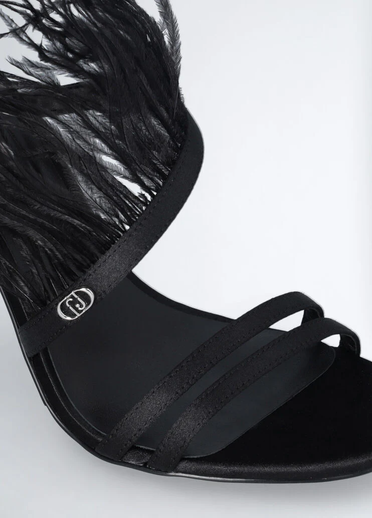 Elegant sandals with feathers