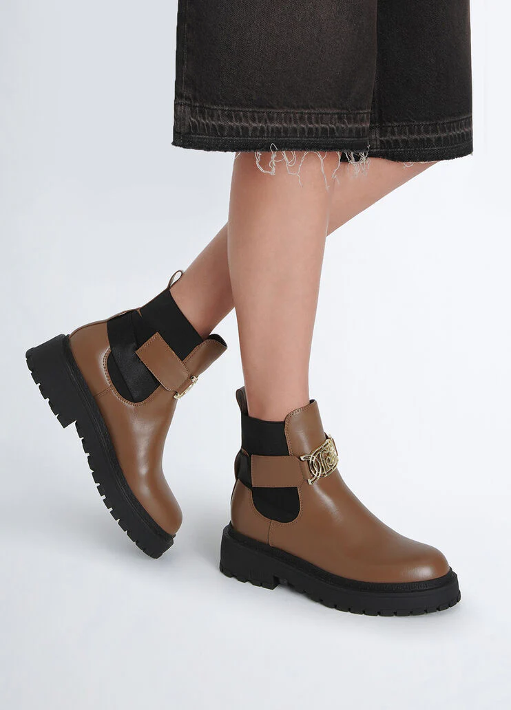 Brown ankle boots with maxi-logo