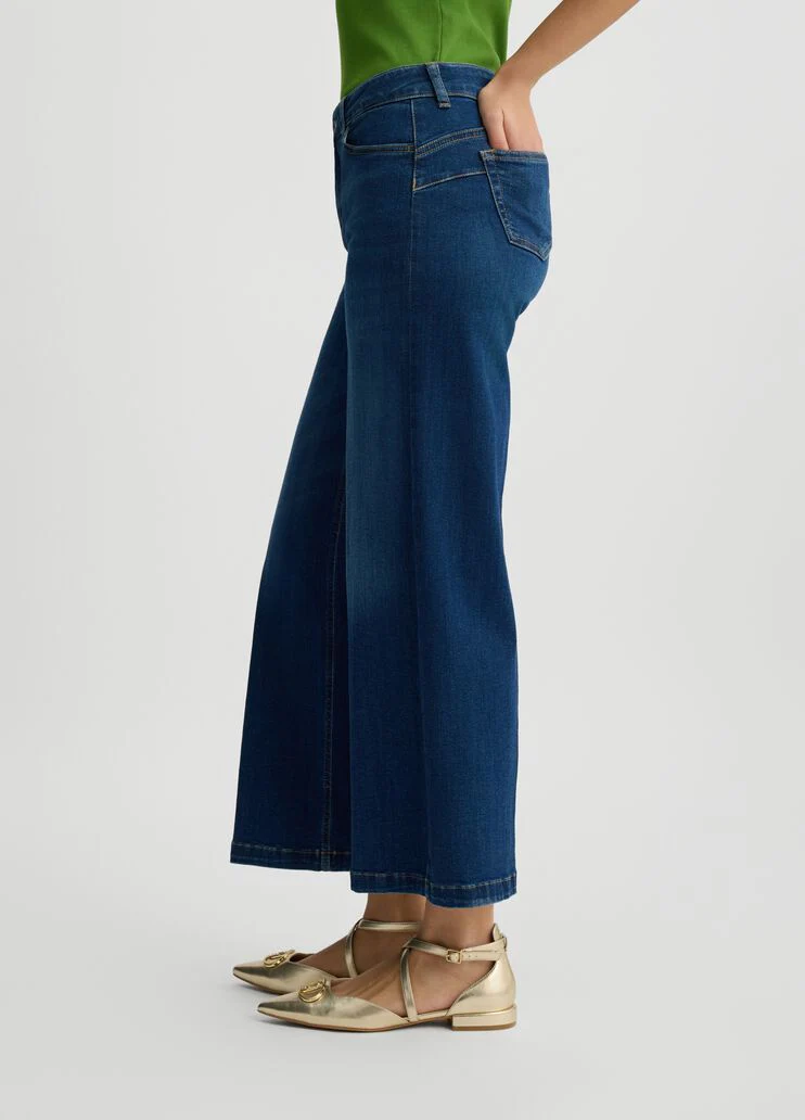 Dark blue cropped jeans
