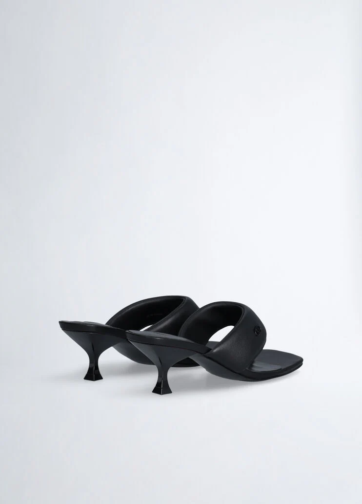 Thong sandals with heel