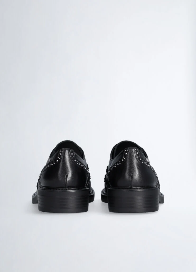 Oxford shoes with studs