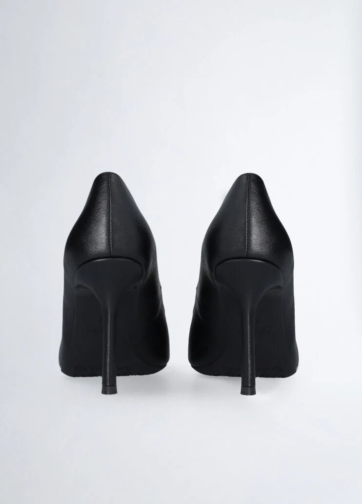 Black court shoes with maxi-logo