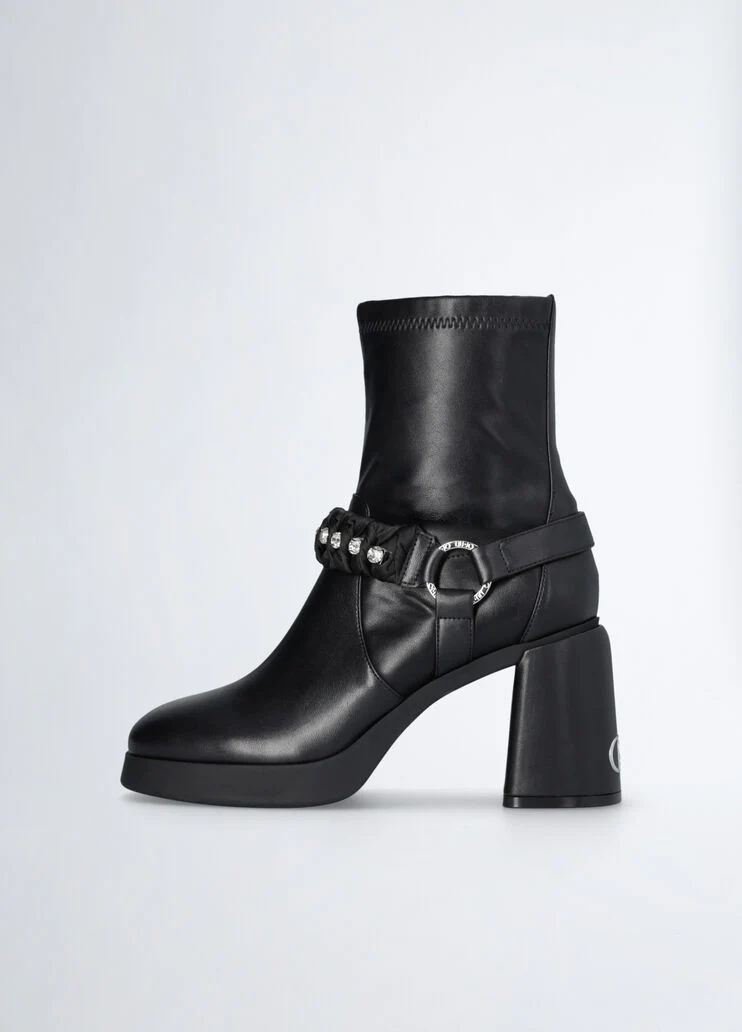 Ankle boots with wide heel