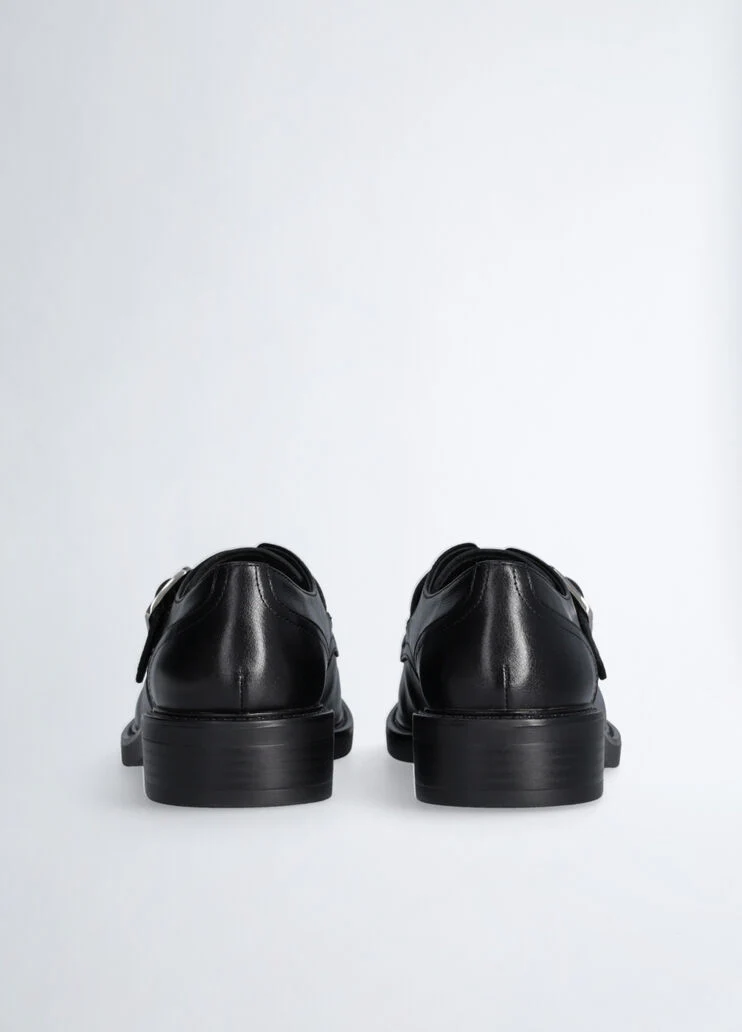 Leather shoes with buckle