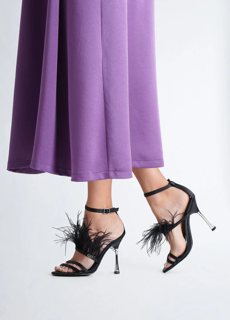 Elegant sandals with feathers