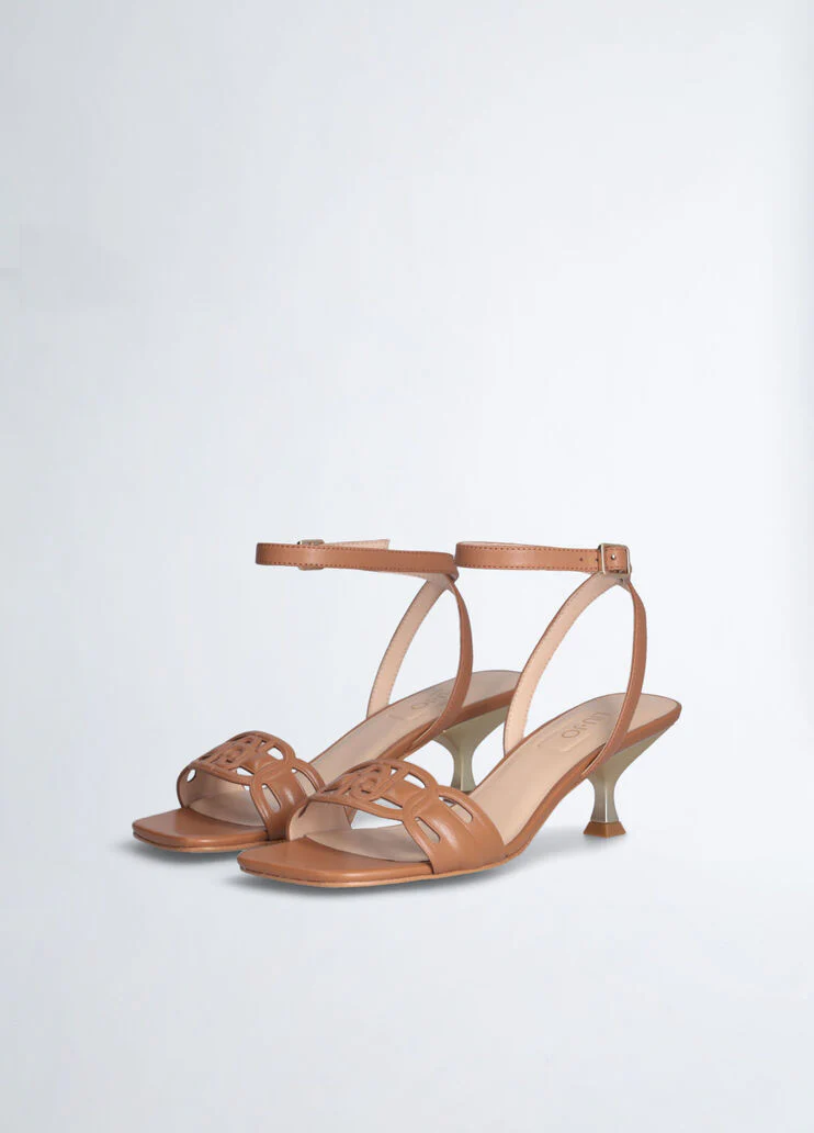 Sandals with low heel