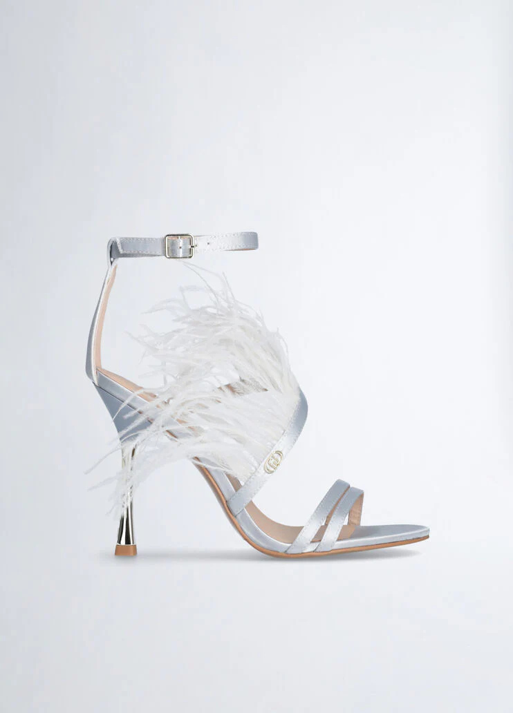 Elegant sandals with feathers