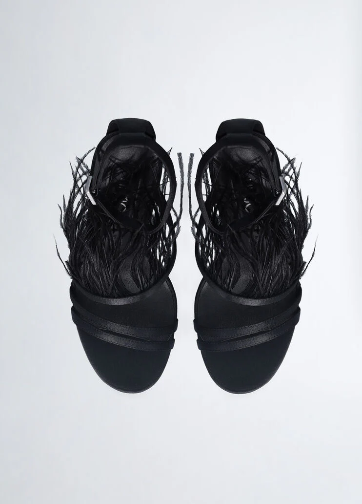 Elegant sandals with feathers