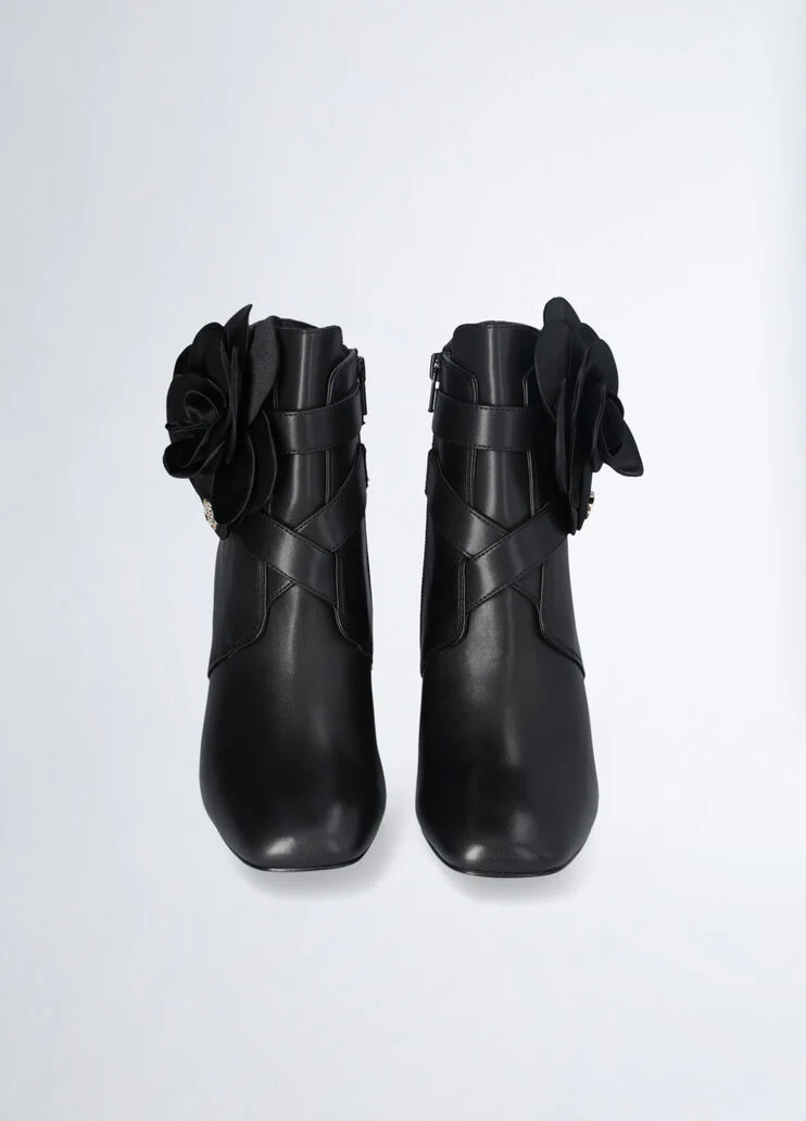 Leather ankle boot with flower detail