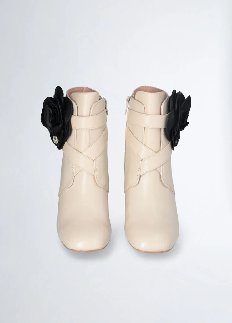 Leather ankle boot with flower detail
