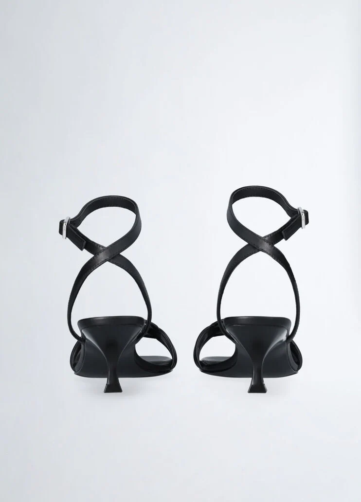 Sandals with low heel