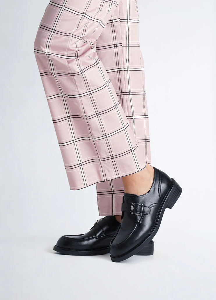 Leather shoes with buckle