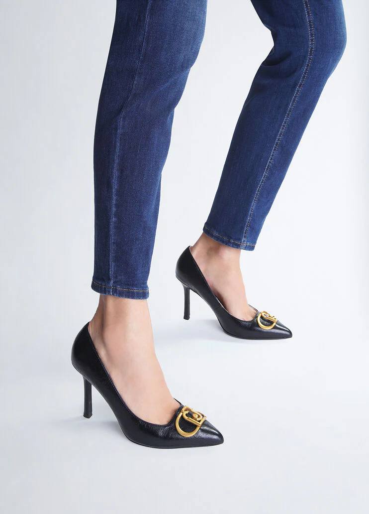 Black court shoes with maxi-logo